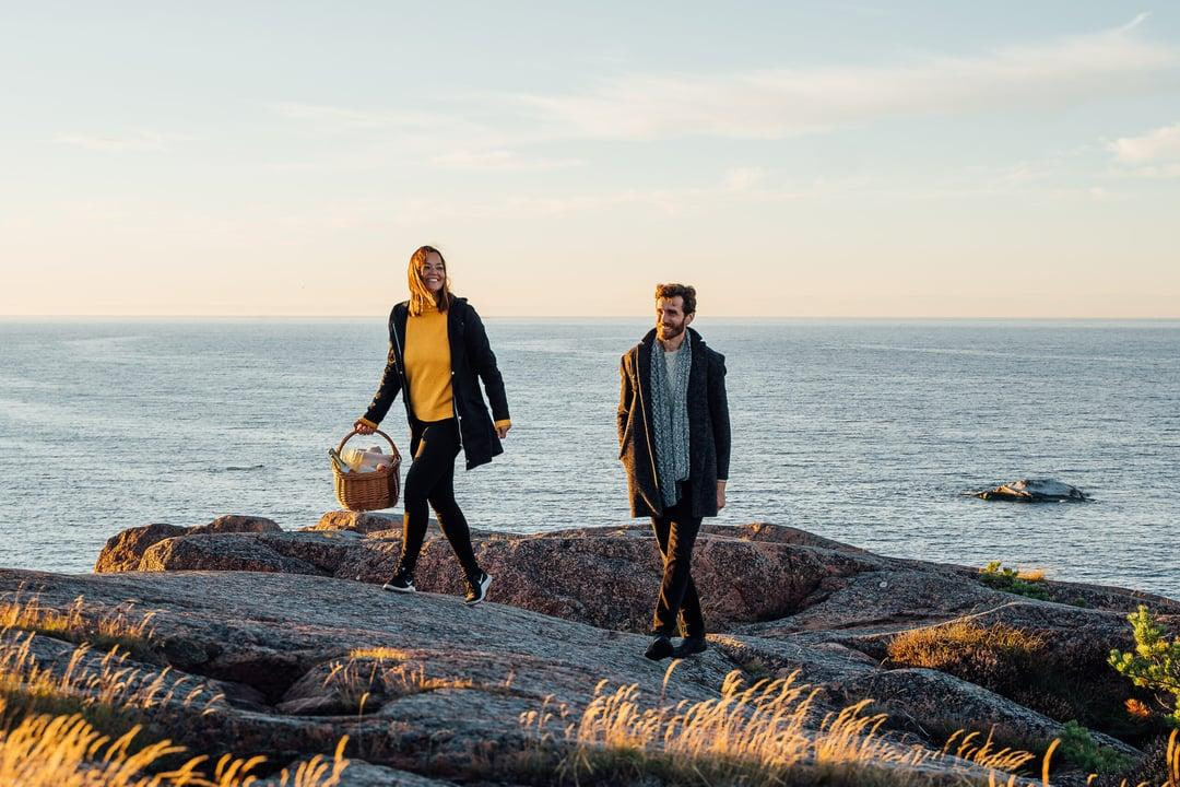 Lugn kompositionsbild i silver och blått som står för balans i vardagen